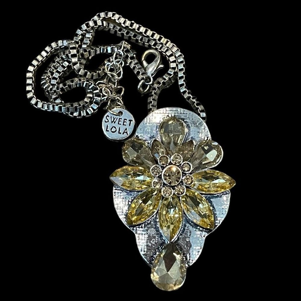 Sweet Lola Art Deco Style Pendant Necklace Silver Tone on 16” Box Chain extender
